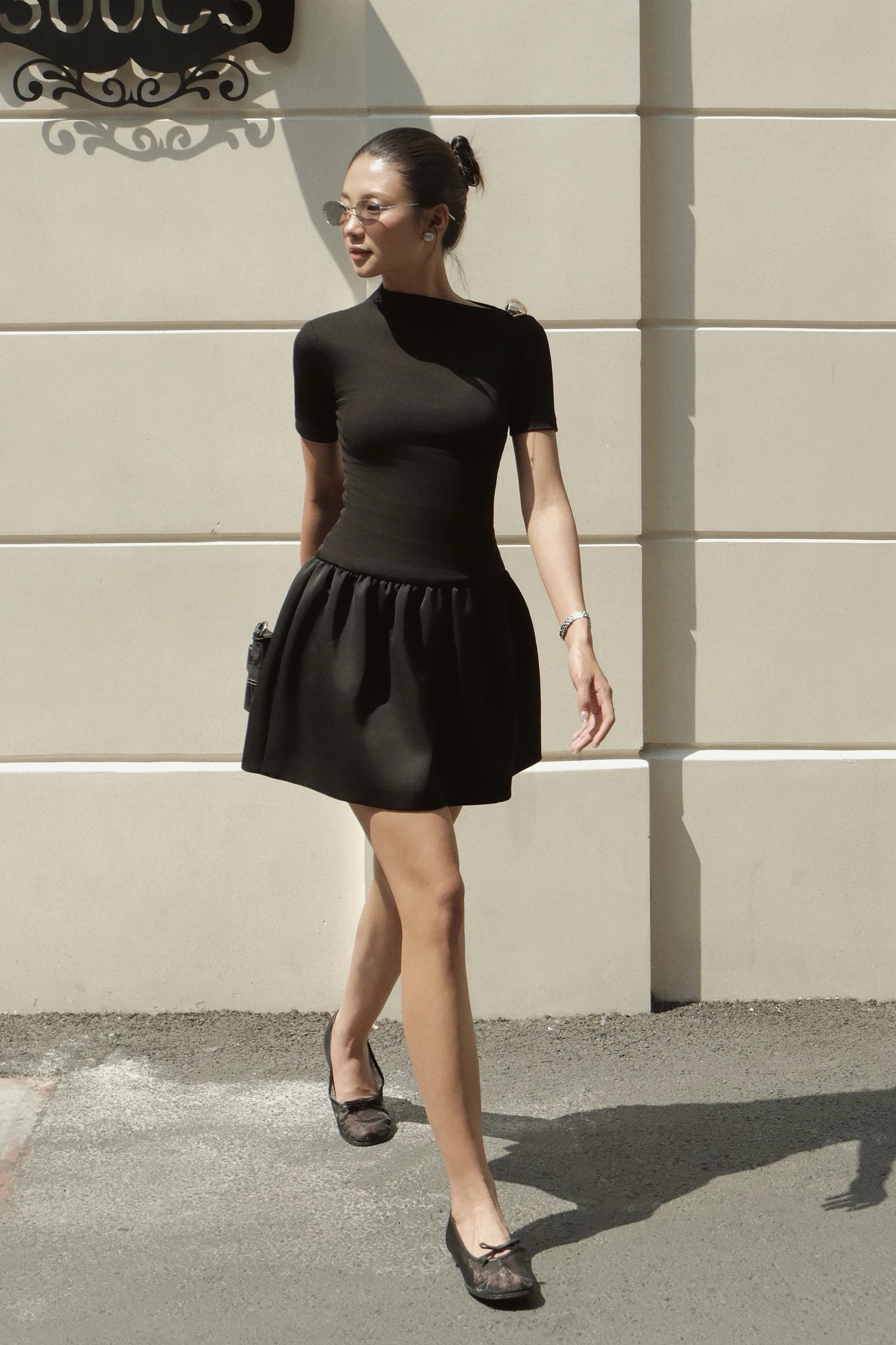 Classic Mini Dress Short Sleeve in black - walking